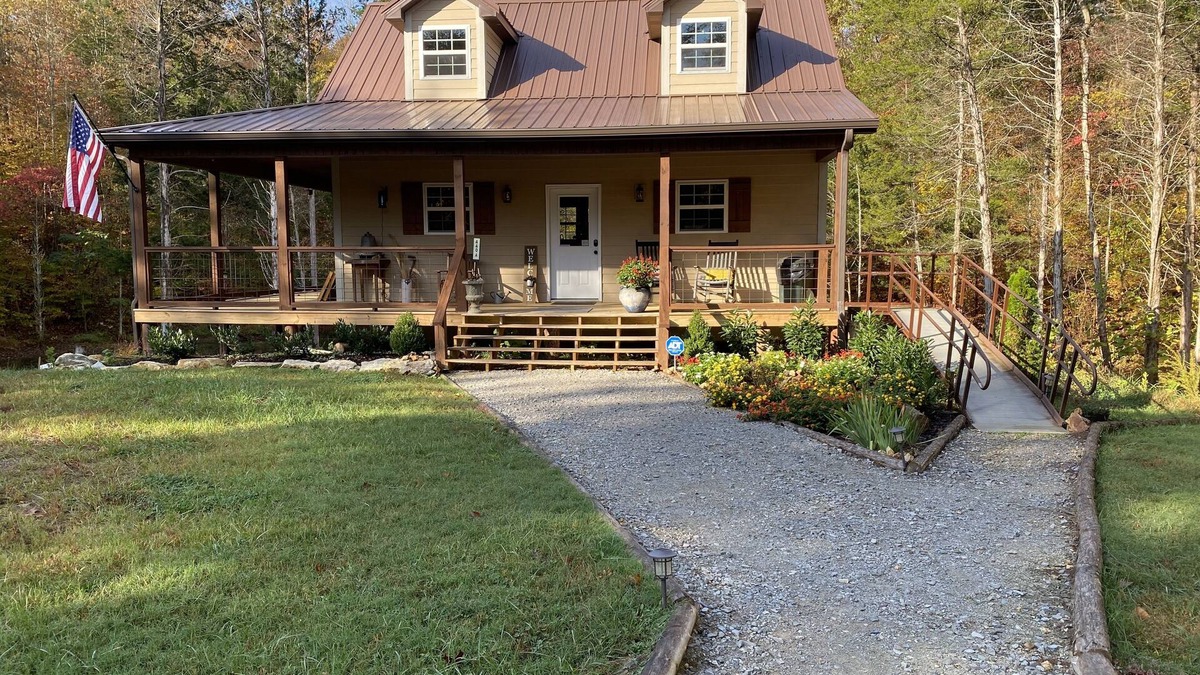 Linden Cabin | Touch of Heaven-entire cabin, family friendly, 3 levels, maximum of 8 guests.