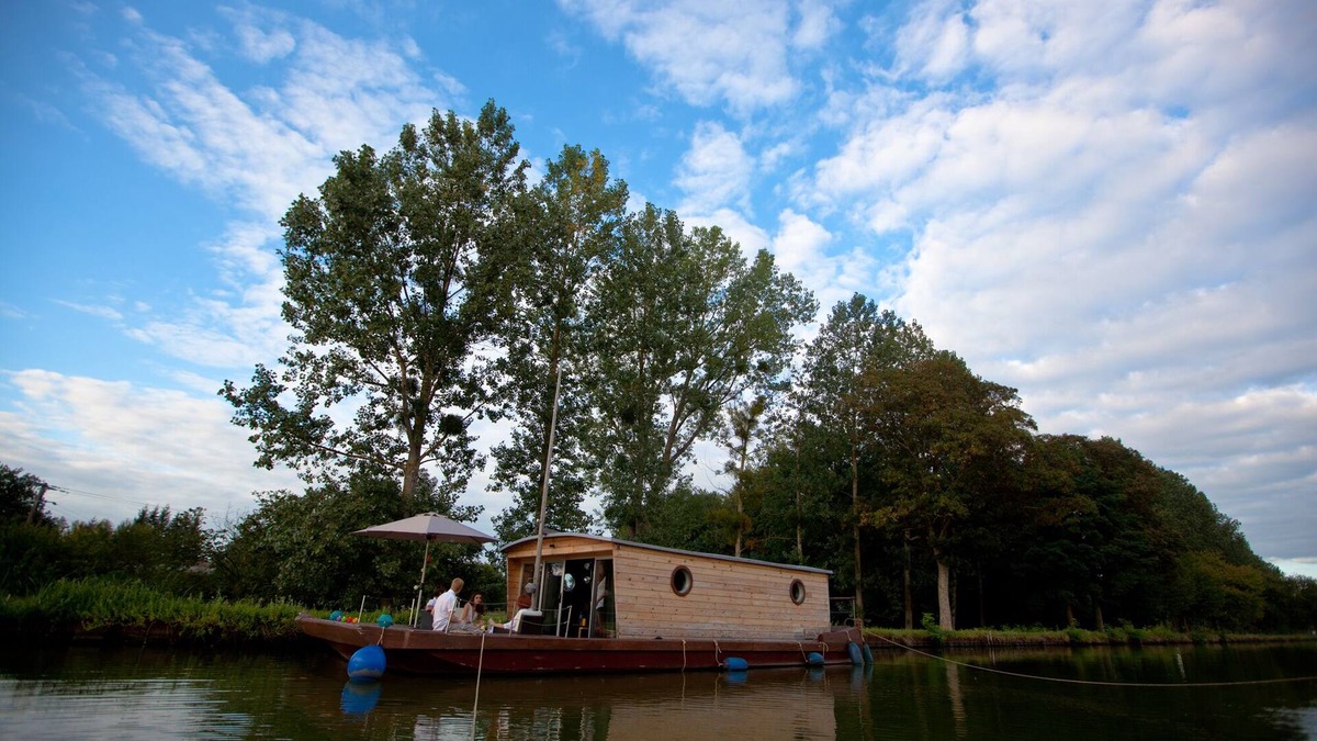 Digoin Boat Rental | Toue cabanée Accostée - Village Toue des Demoiselles