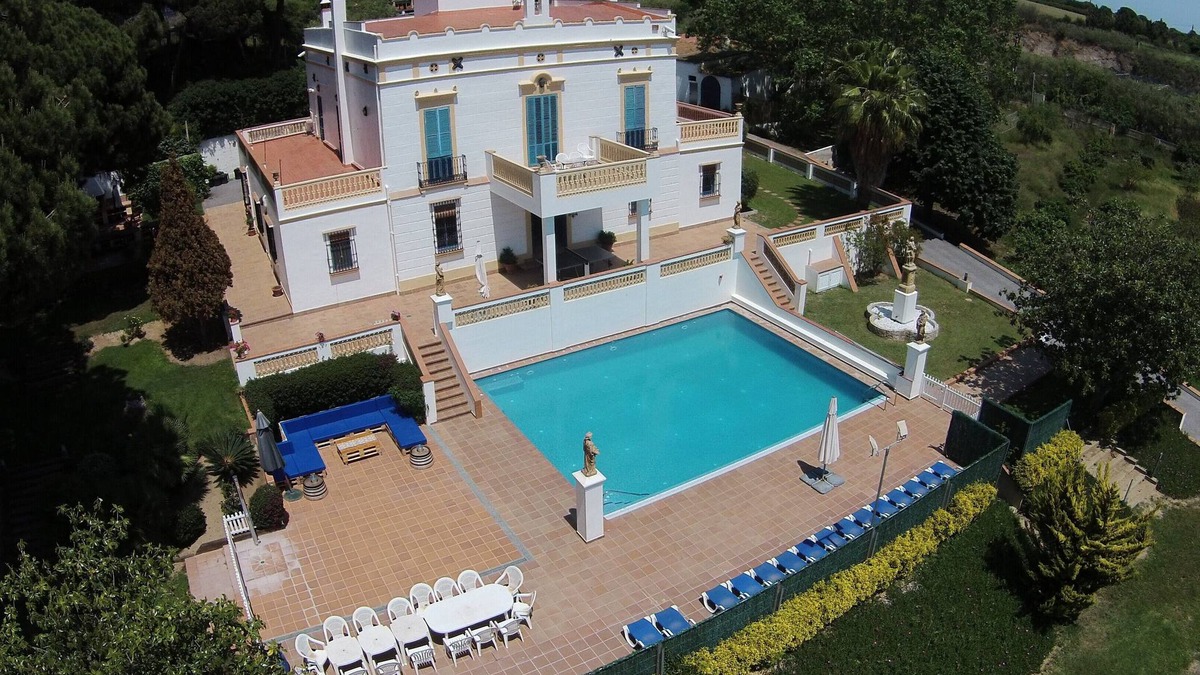 Arenys de Mar Villa | Tourist villa with a lot of personality and privacy. Pool, garden, barbecue