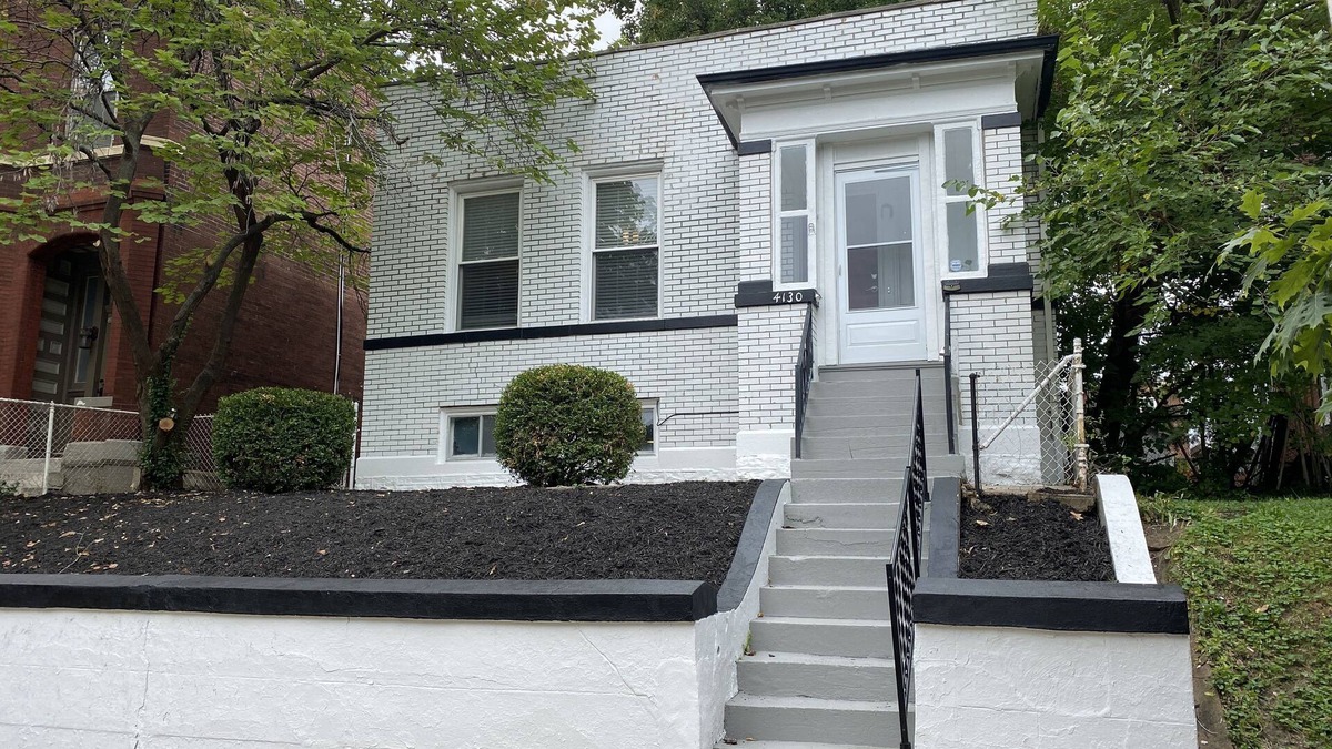 Tower Grove South House | Tower Grove -near restaurants & Park- crib, highchair, & fenced back yard