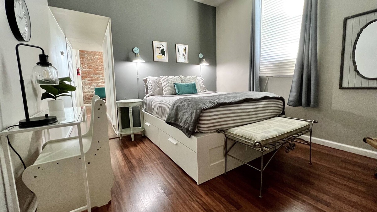 Tower Grove East Apartment | Tower Grove Pet Friendly 2nd Floor Studio - 4 mi to SLU & Barnes -Shared Laundry