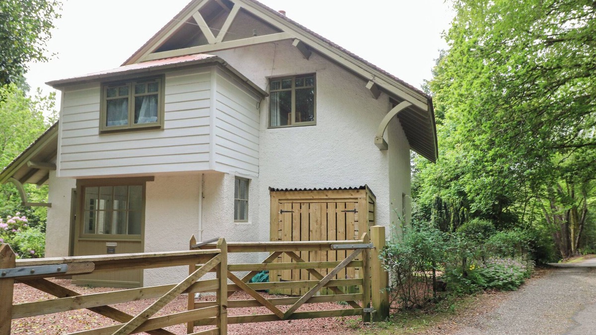 Dalmally Cottage | TOWER LODGE, pet friendly, character holiday cottage in Lochawe