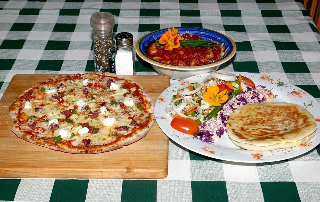 Okhahlamba Bed & Breakfast | Tower of Pizza
