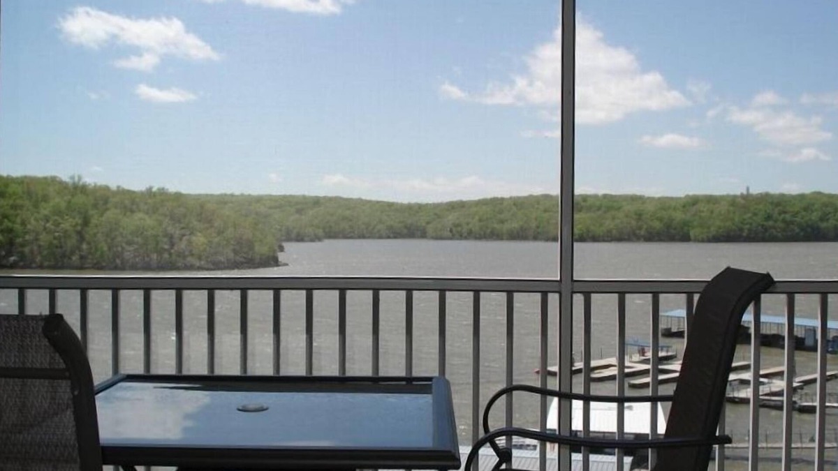 Osage Beach Condo | Towers Top REVIEWS, Walk in Level ! Just updated! Hot Tub! Sauna! nIndoor Pool!.