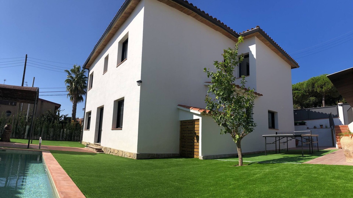 Caldes d'Estrac House | Town center house with private pool, wifi