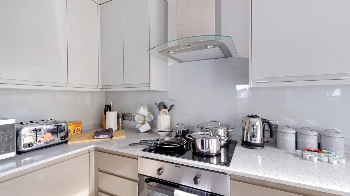 Berrylands Apartment | Town Center 2 bed Serviced Apartment 08 with parking