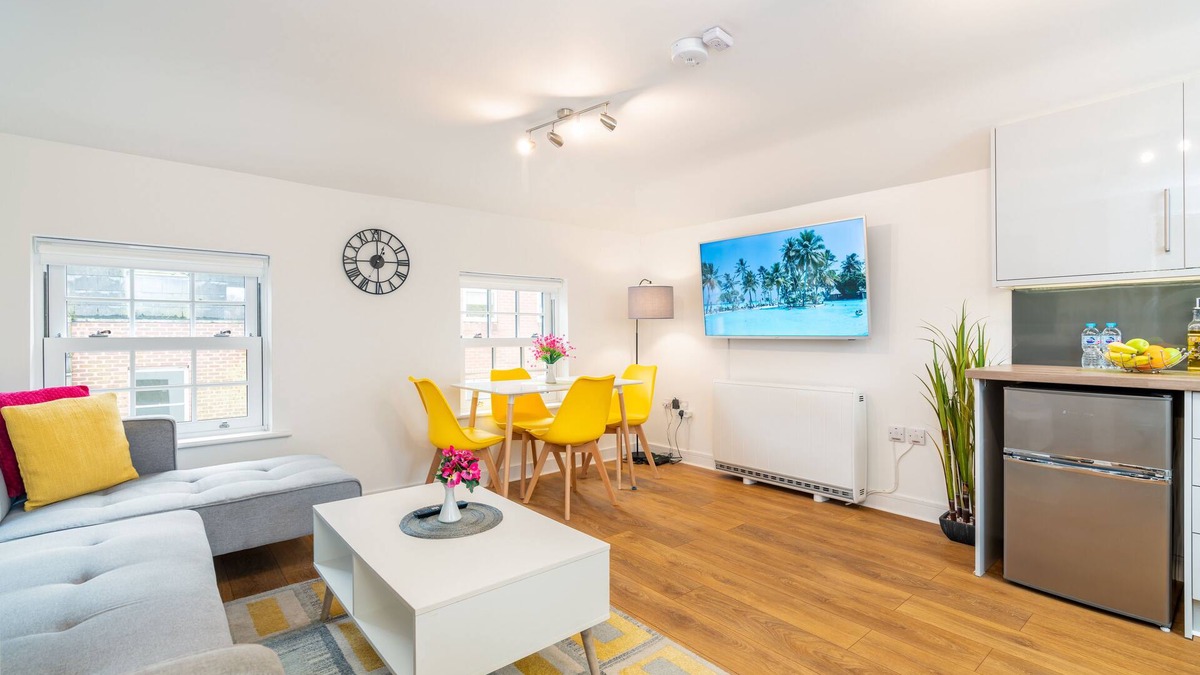 Andover Apartment | Town Center Apartment, 55' Smart TV, Netflix, Amazon Prime TV, Super King Bed