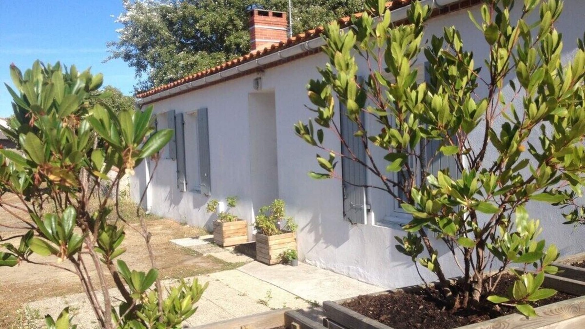 L'Epine House | Town center house on large 2000 m2 garden 700 meters from the beach