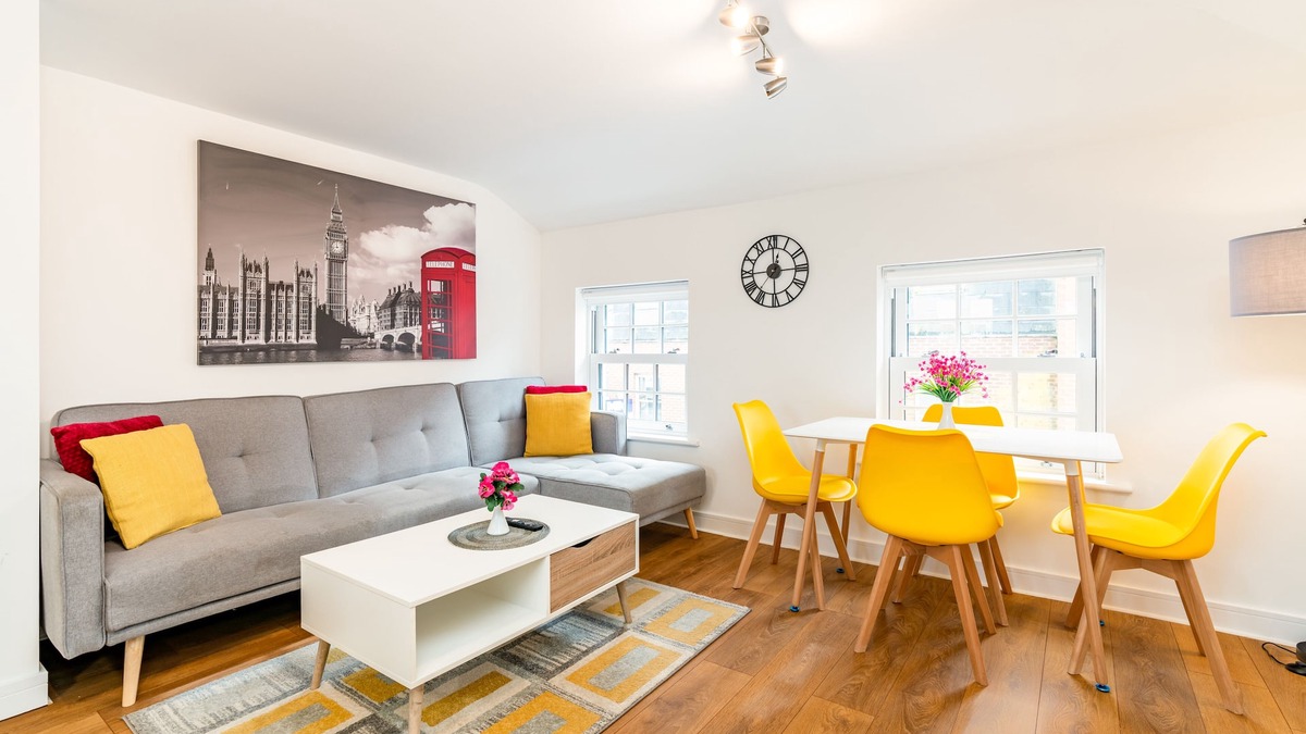 Andover Apartment | Town Centre Apartment With 4k 55” Smart TV+Netflix+Amazon Prime TV, Super King