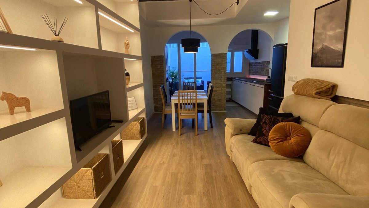 L'Hospitalet de Llobregat House | Townhouse 20 minutes from the center of Barcelona