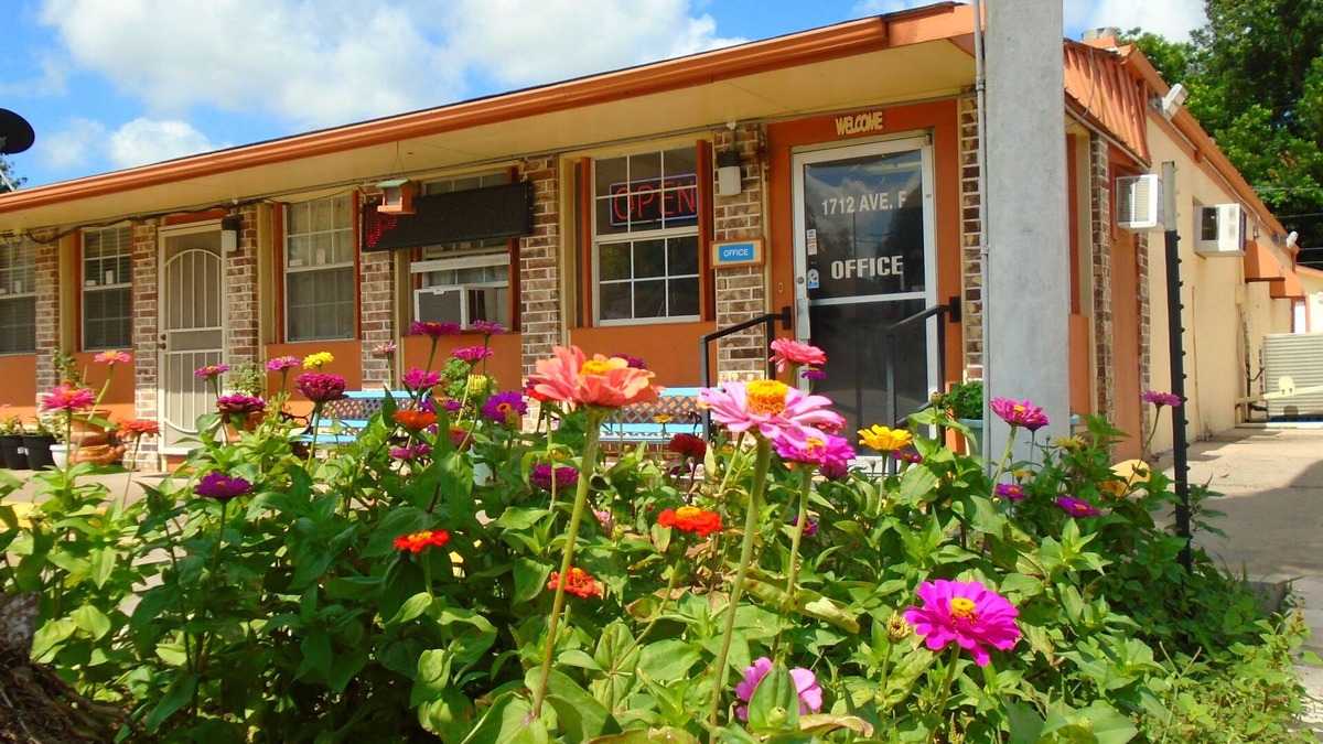 Bay City Hotel | Town House Motel