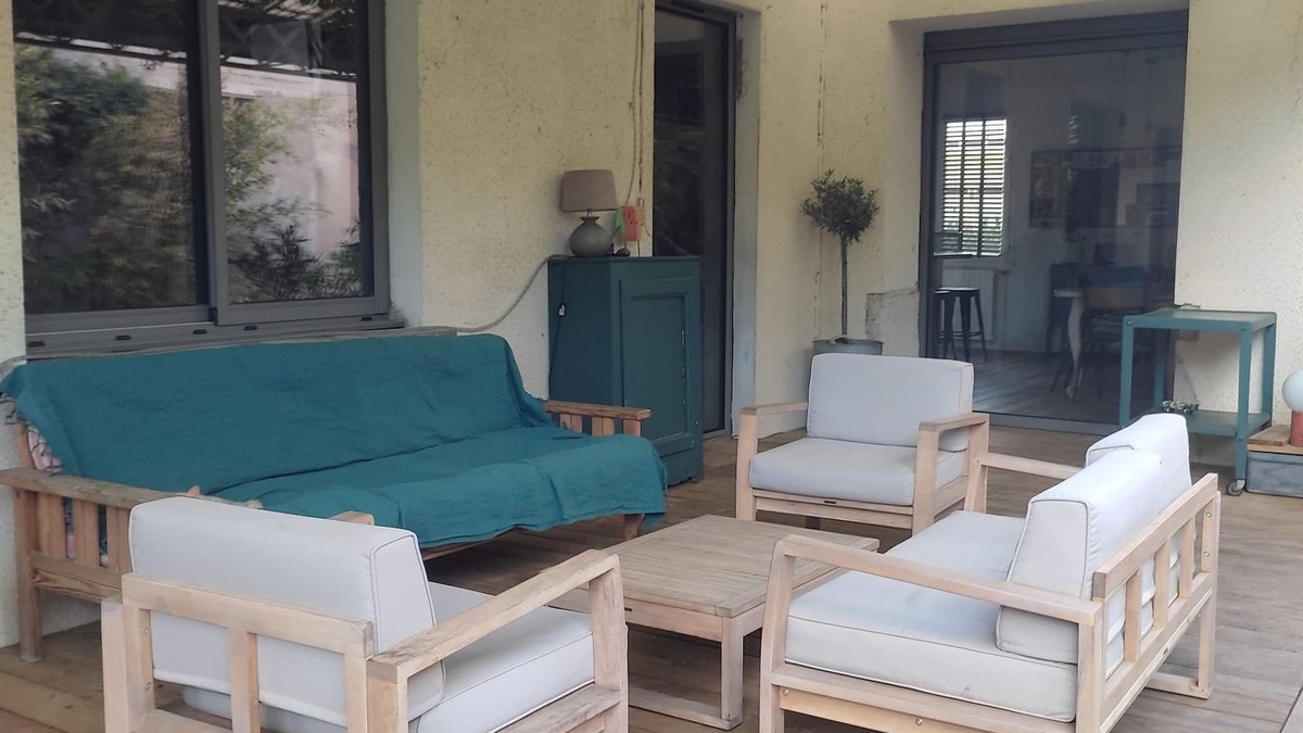 Crest House | Town house with covered terrace and large garden