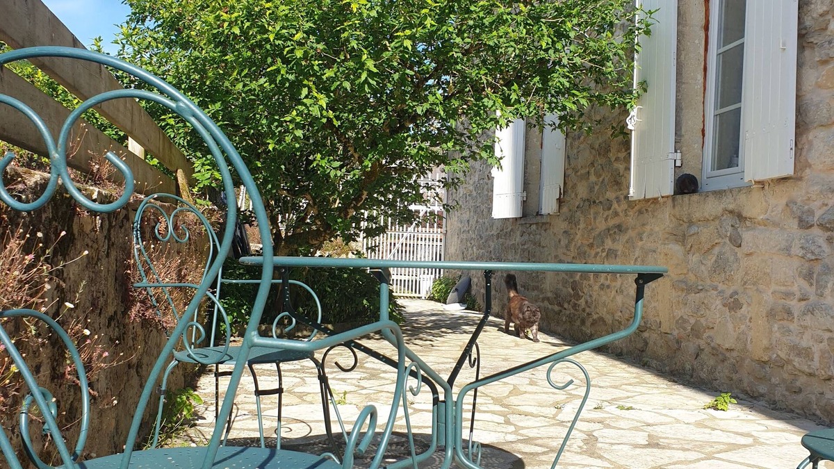 Pellegrue House | Town house with vineyard view sleeps 4