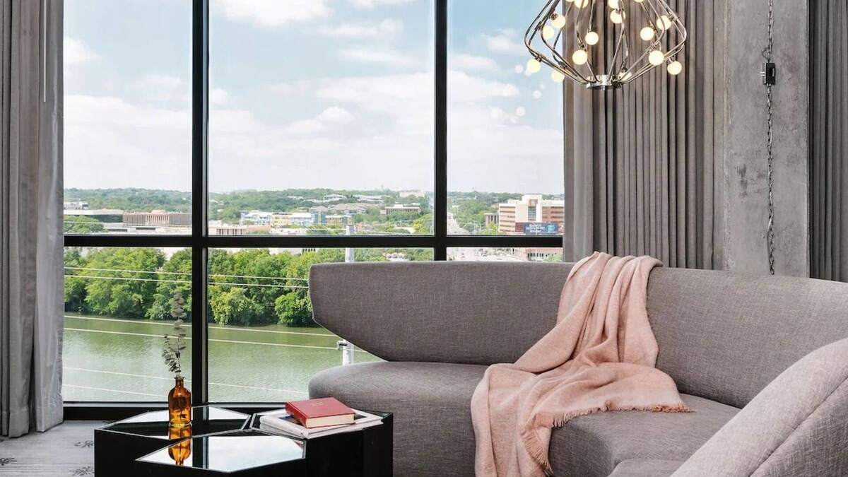 Congress Avenue Historic District Hotel | Town Lake Studio Suite at The LINE Hotel Austin, Bring Your Pets!