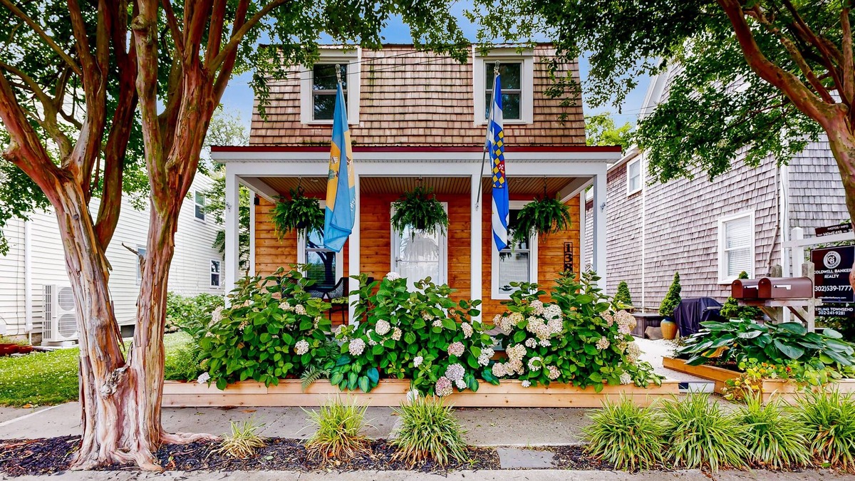 Lewes House | Town of Lewes townhome walking distance to shops & restaurants