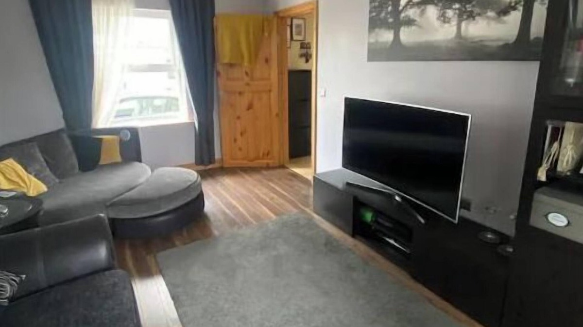 Cashel Villa | Town villa with charming garden & bbq area