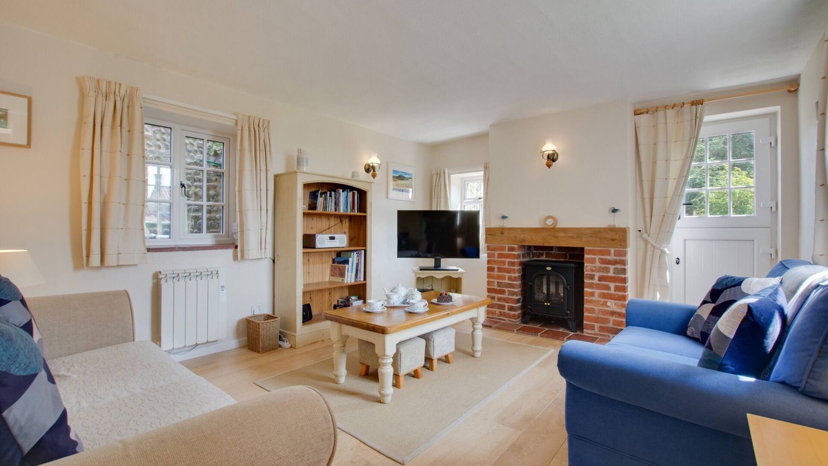 Cley next the Sea House | Town Yard Cottage - Two Bedroom House, Sleeps 4