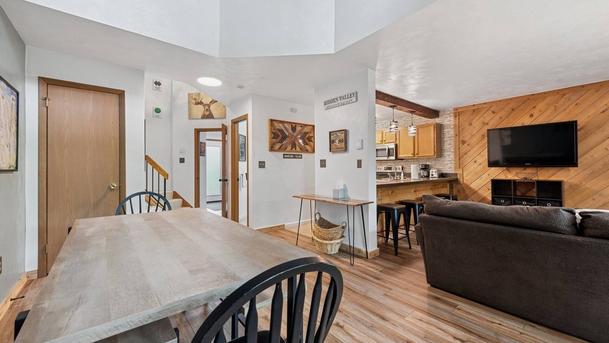 Hidden Valley House | Townhome 2 bedroom, 2 1/2 bath sleeps 6, resort amenities and walkable to slopes