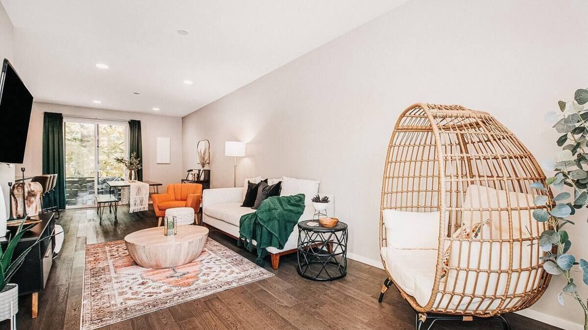 Kansas City House | Townhome - Downtown KC w/2 car garage! 30+ day stays.