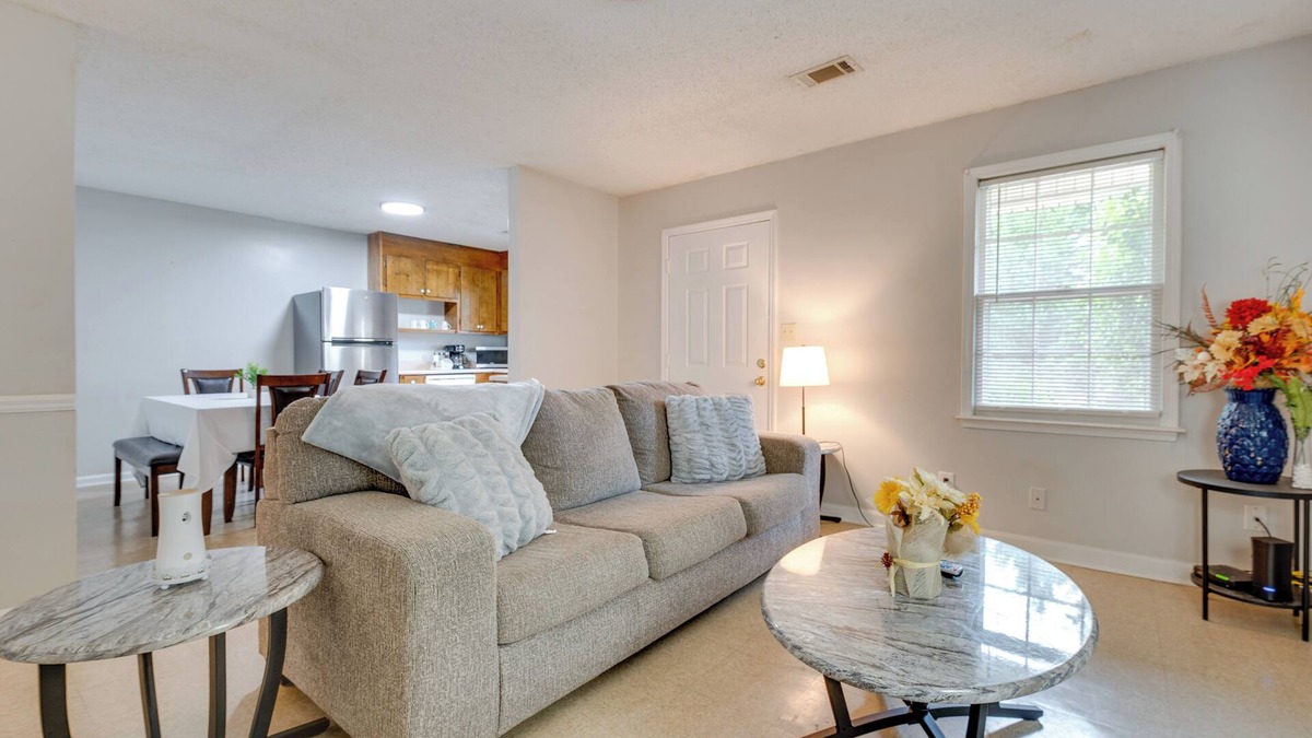 Cedartown House | Townhome w/Porch: 2 Mi to Central Cedartown!