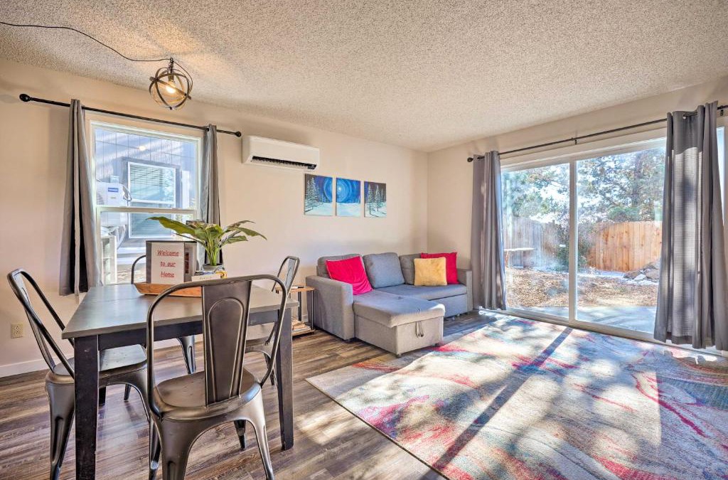 Mountain View District House | Townhome with Putting Green about 4 Mi to Old Mill!
