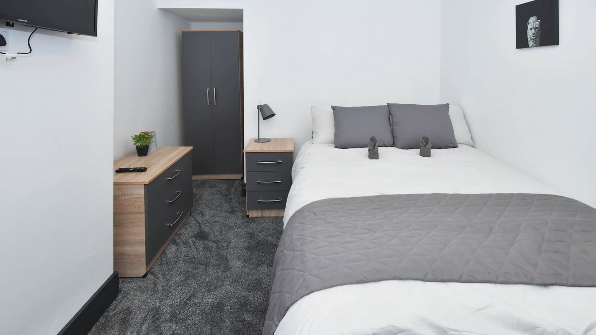 Crewe House | Townhouse @ 101 Lord Street Crewe – Superior Double with TV