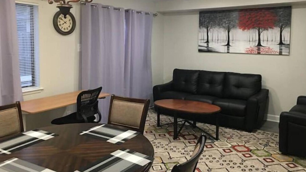 Greenbelt House | Townhouse, 2 bdrm, 2.5 bthrm, 2 qn bds/2 levls