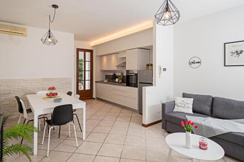 Calmasino House | TOWNHOUSE 71 - Regarda Travel