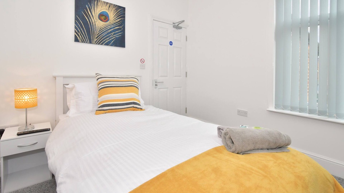 Crewe House | Townhouse @ 86 Brooklyn Street Crewe - Whole 4 Bedroom House