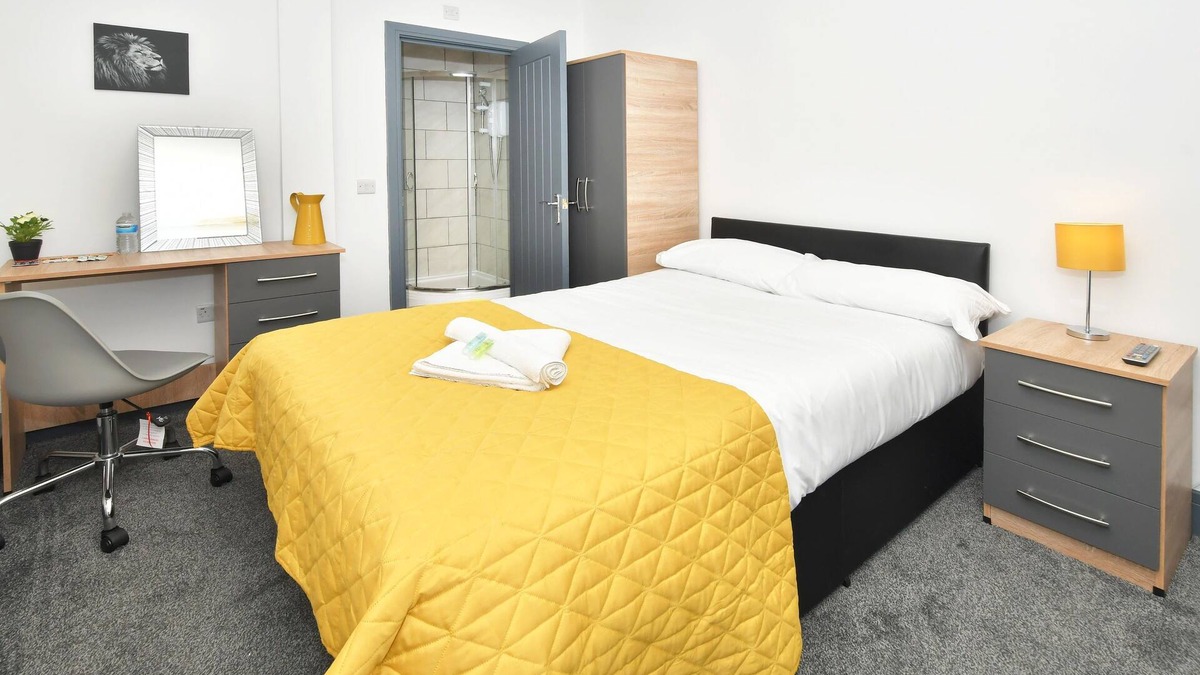 Crewe House | Townhouse @ Bedford St- Superior Double with TV