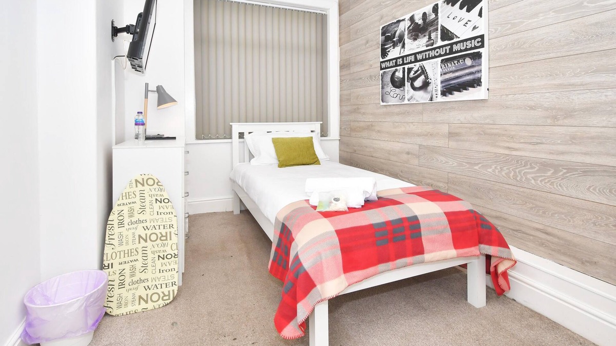 Crewe House | Townhouse @ Lord Street Crewe - Superior Single Ensuite With TV