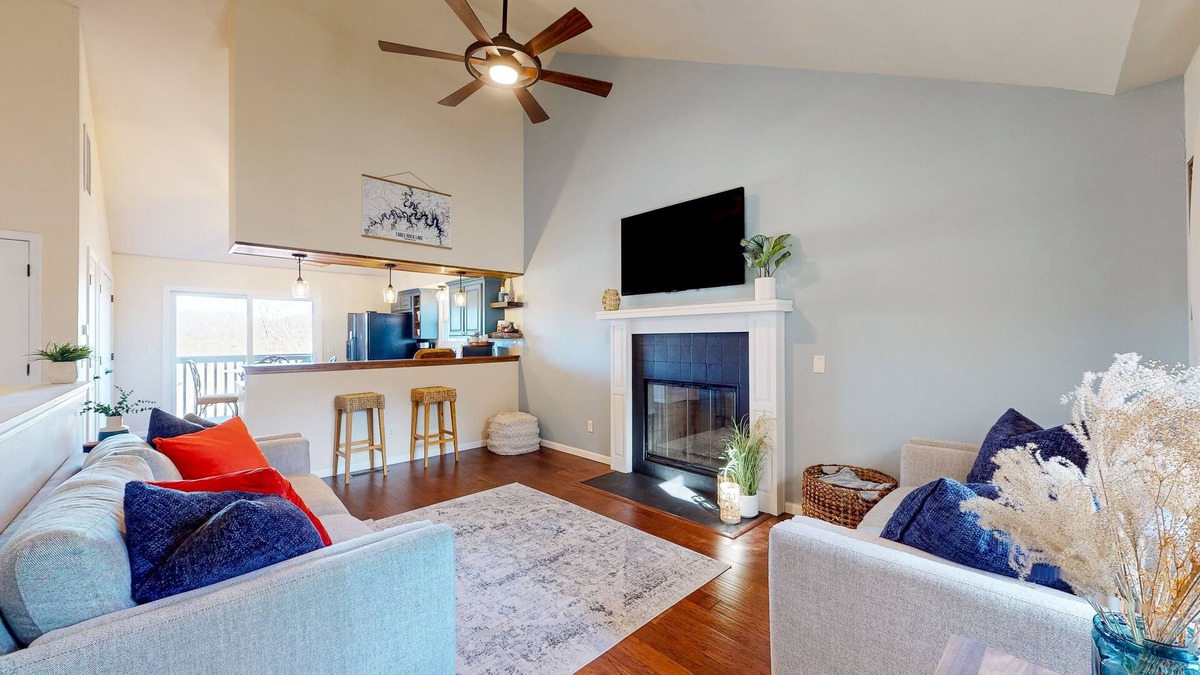 Eureka Springs House | Townhouse near Table Rock Lake with golf, tennis, views, fireplace