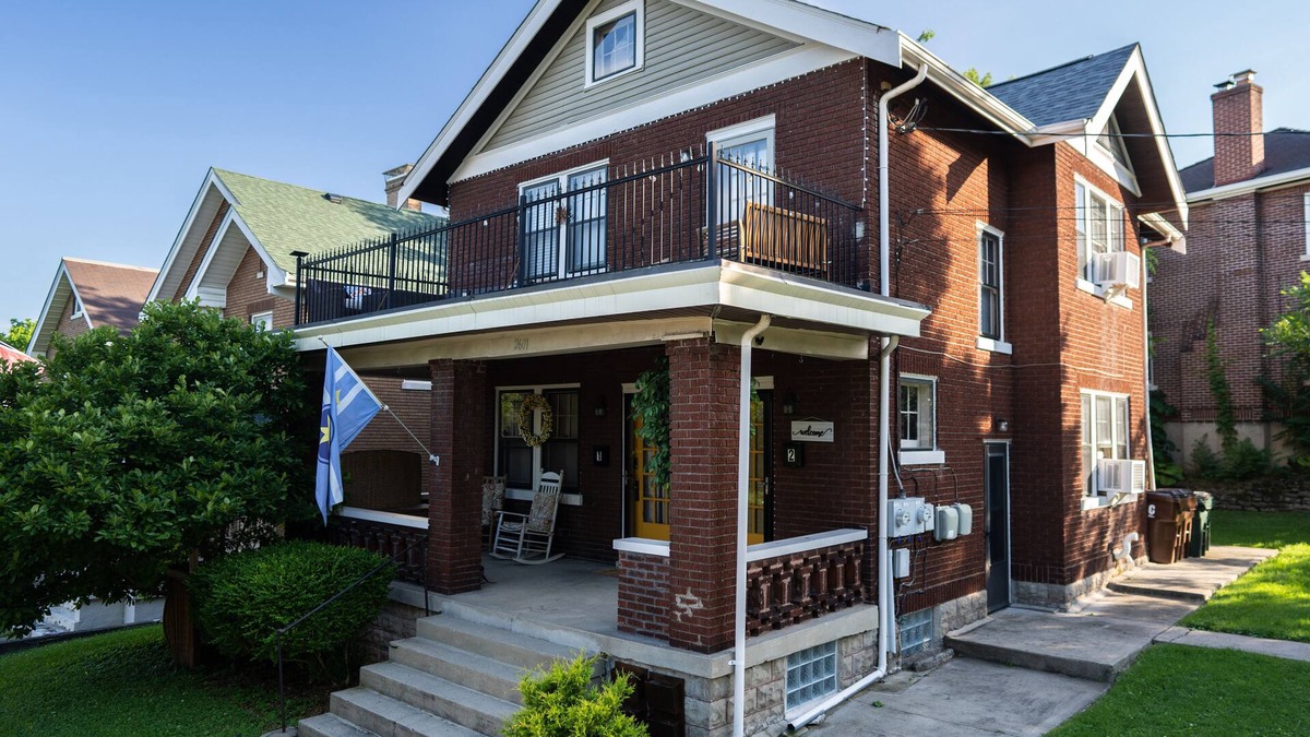 Latonia House | Townhouse - Private 2nd Floor unit with Patio in Historic Walkable Neighborhood
