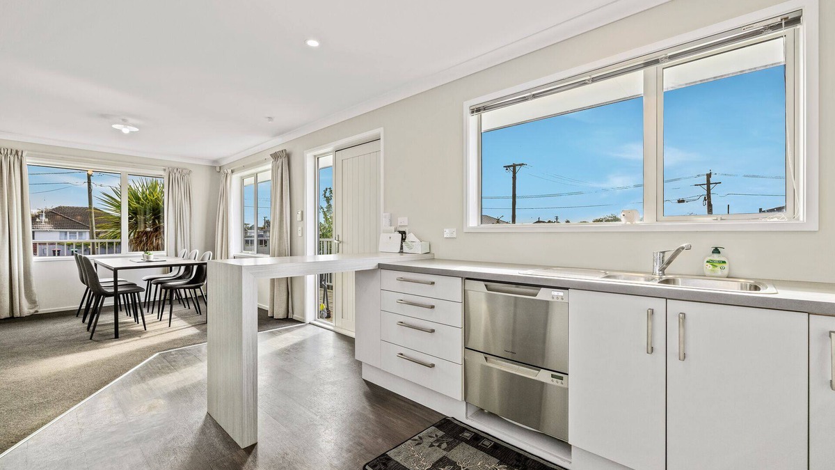 Christchurch House | Townhouse Tranquillity - Christchurch Holiday Home
