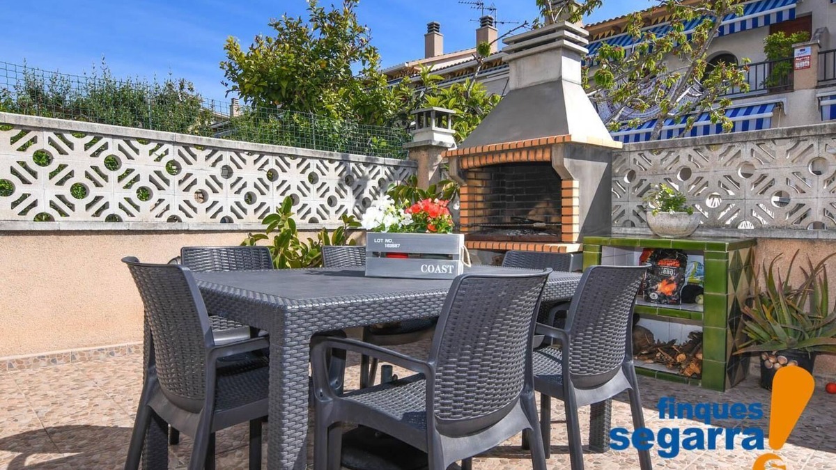 El Roc de Sant Gaieta House | Townhouse with barbecue and communal area with pool