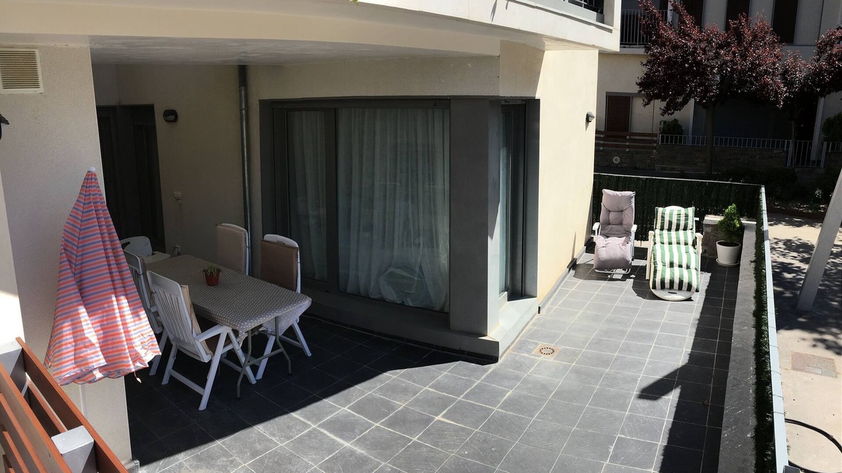 Latas House | Townhouse with barbecue and terrace with glazed enclosure