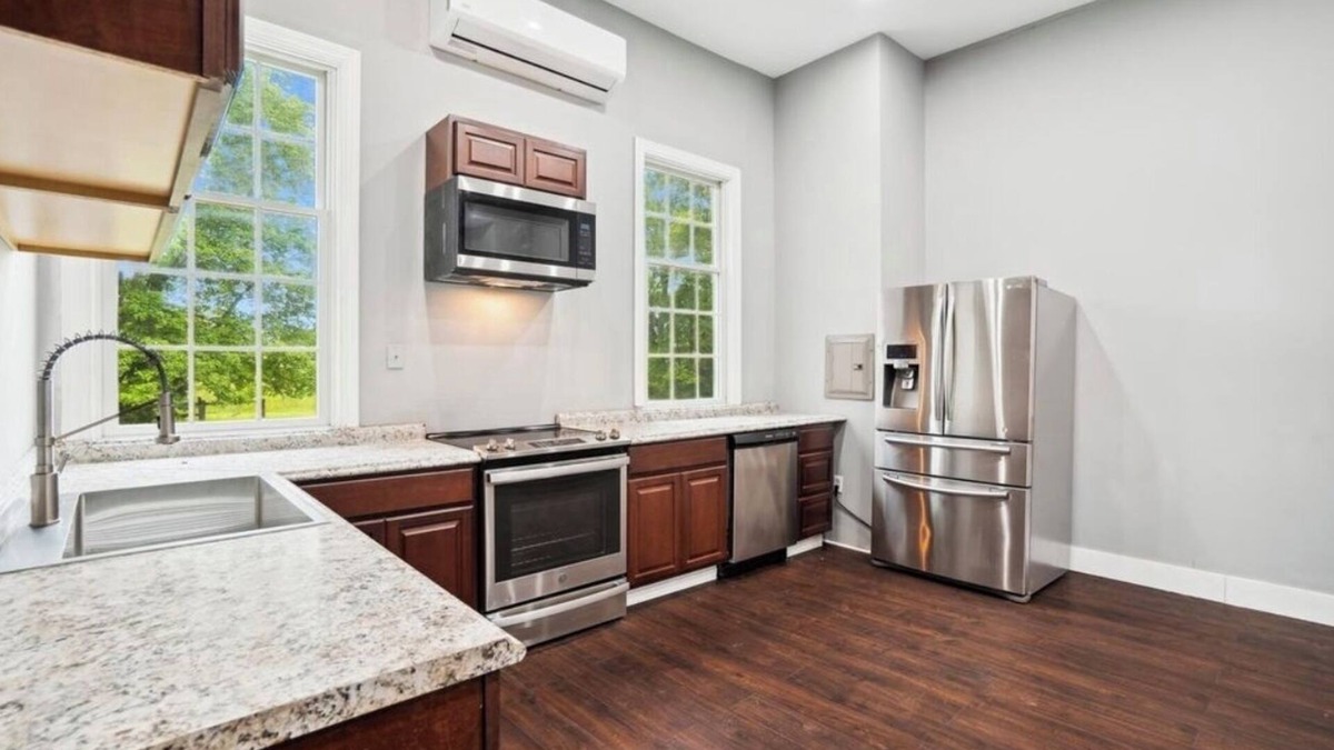 Glenwood House | TownHouse with kitchen,private Parking,2 min from Warfields Pond Park and Golf