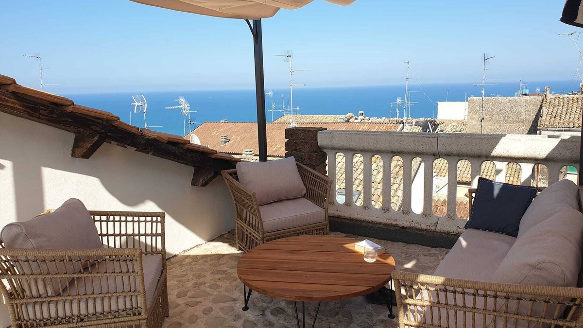 Vasto House | Townhouse with roof terrace and sea view in lovely beachtown