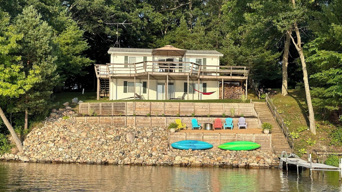Lakeview House | Townline Lake 3-bedroom Lake Front house.BREATHTAKING view and loaded amenities.