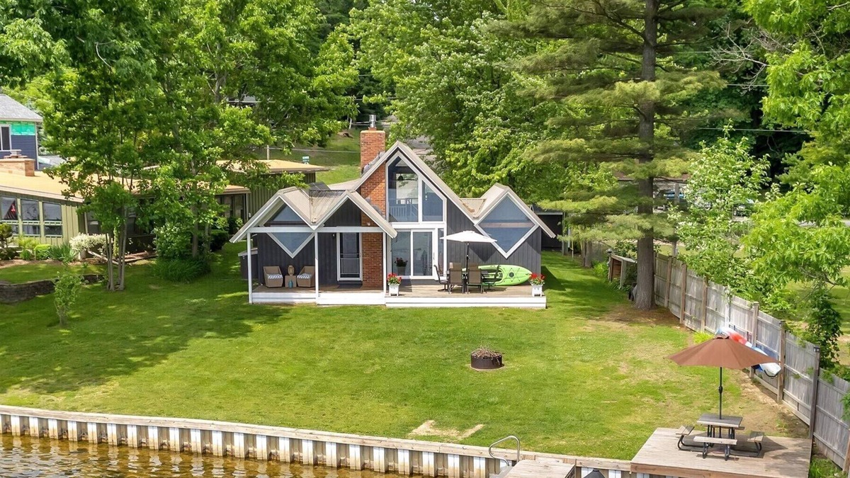 Lakeview House | Townline Lake | Lake Front | 3 bed | 1 Bath