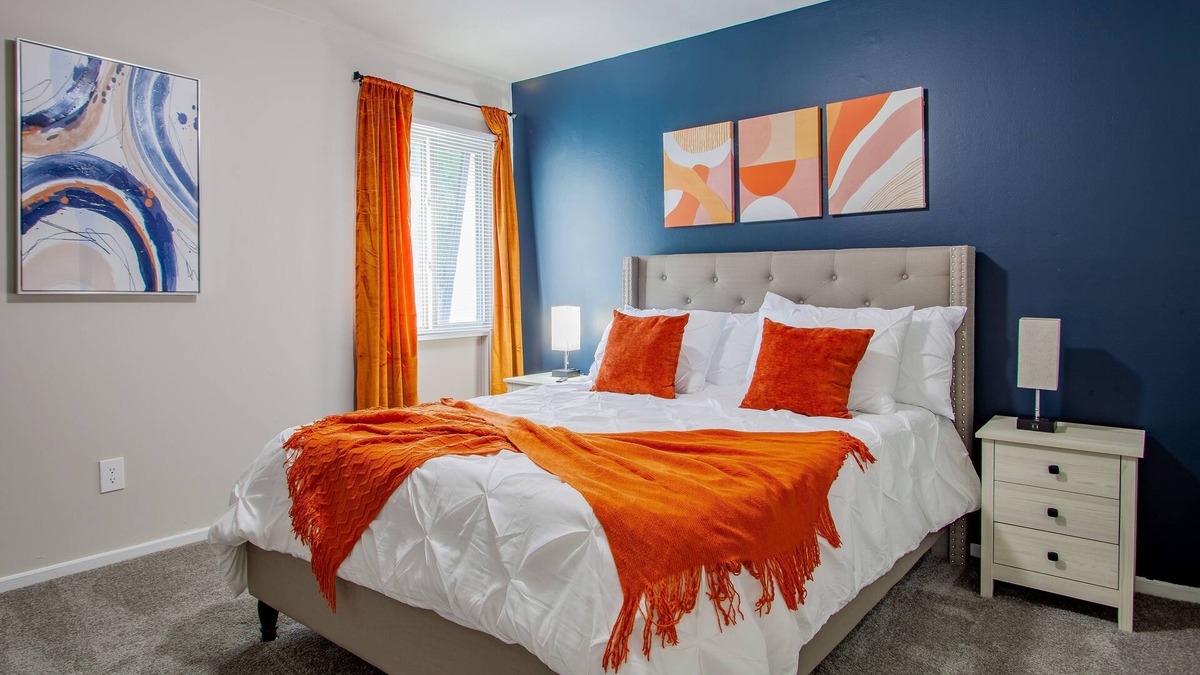 Towson House | Towson/ Parking/King Bed/Wi-fi/Patio/Smart Tvs
