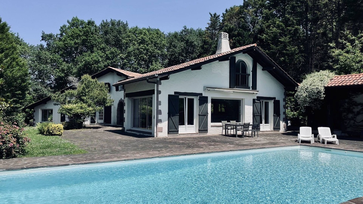 Ascain Villa | Très Belle Villa Basque Avec Piscine, Fronton et vue sur la Rhune