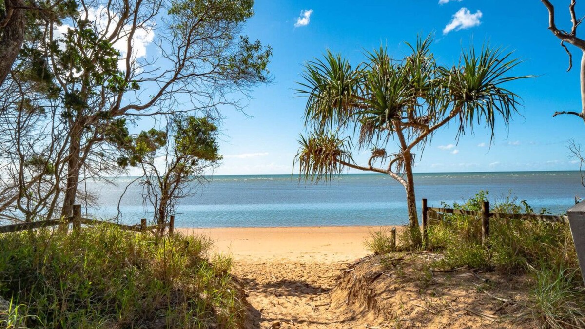 Dundowran Beach House | Tradie Haven when wking away -BBQ, Walk to beach
