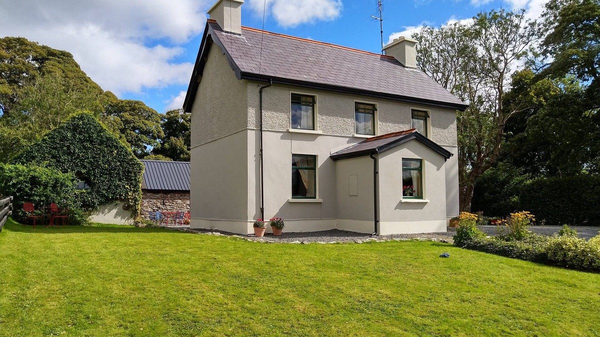 Gurteen Cottage | Traditional 19th century farmhouse cottage.