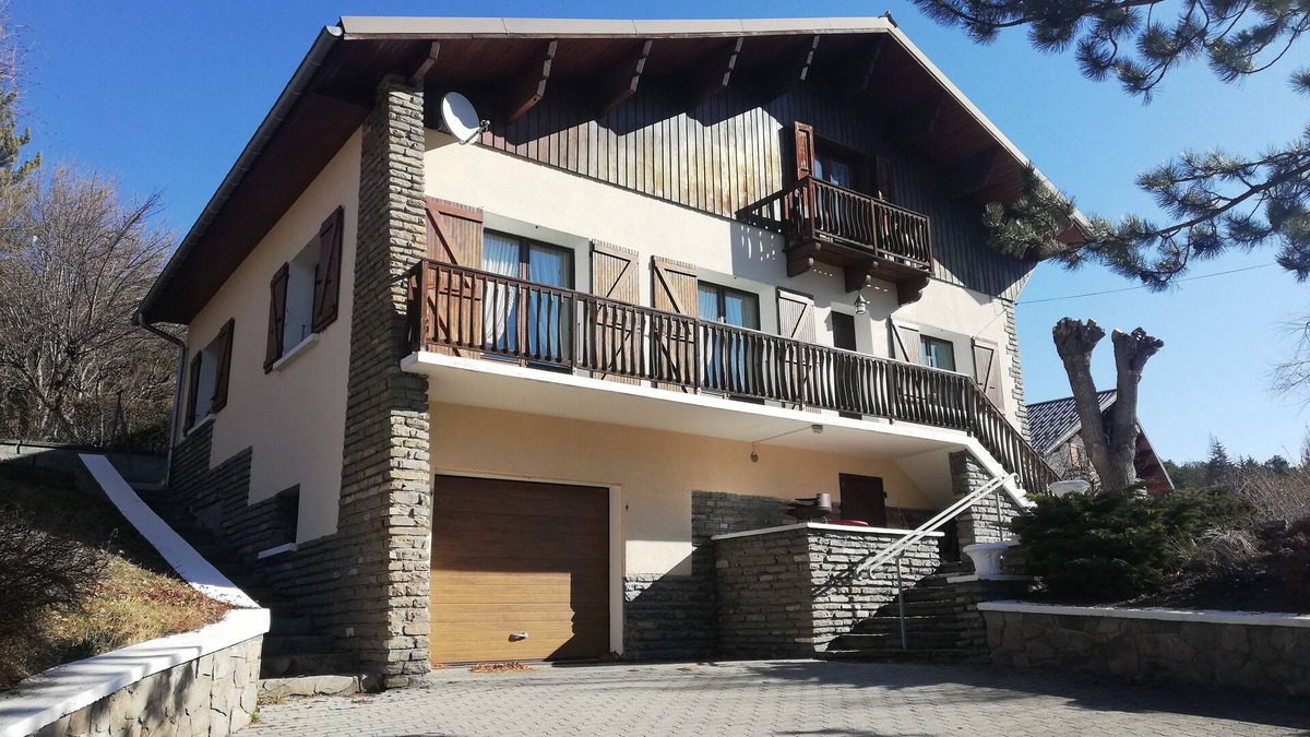 Barcelonnette Ski Chalet | TRADITIONAL 2-storey CHALET in Barcelonnette.