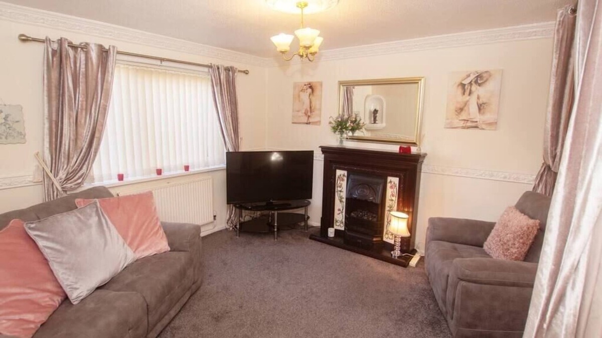 Chapeltown House | Traditional 3BD Family Home in Sheffield