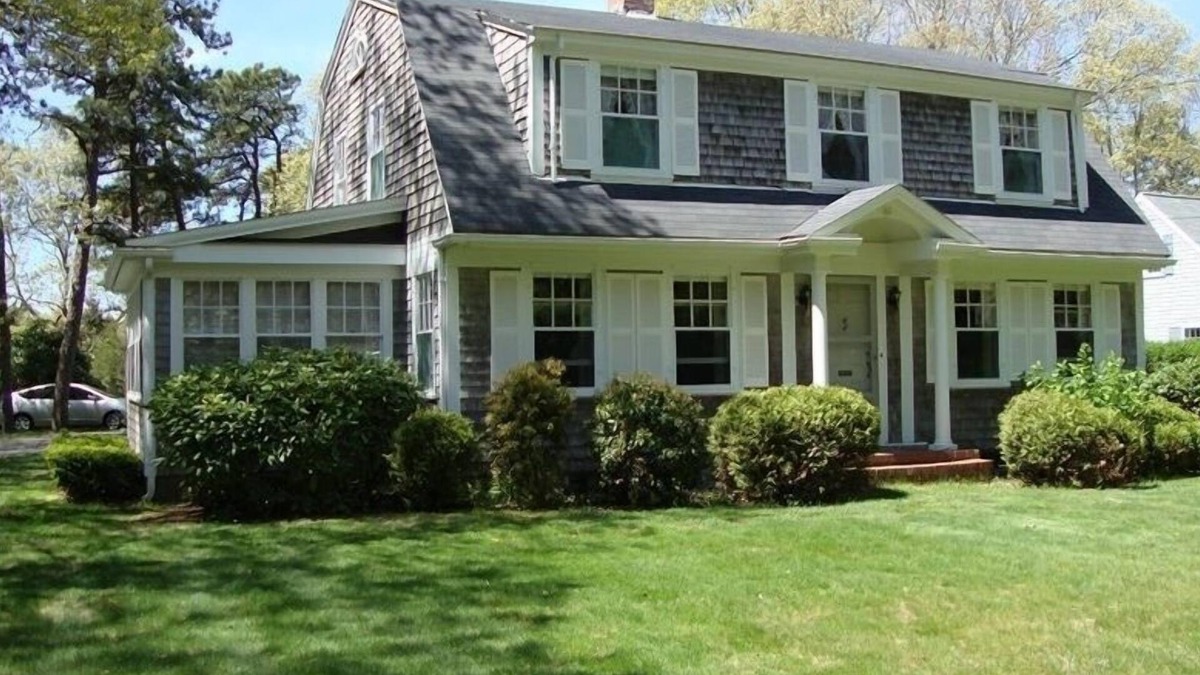 Osterville House | Traditional 4BD Cape on Wianno Golf Course. Walk to Village/Marina w/Beach Pass.