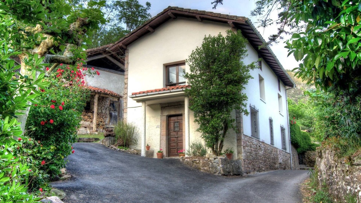 San Juan de Parres House | Traditional Asturian village house in tranquil location