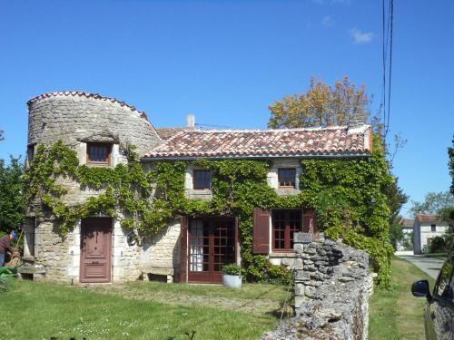 Balanzac House | Traditional Charentais cottage in countryside 25 minutes from Royan