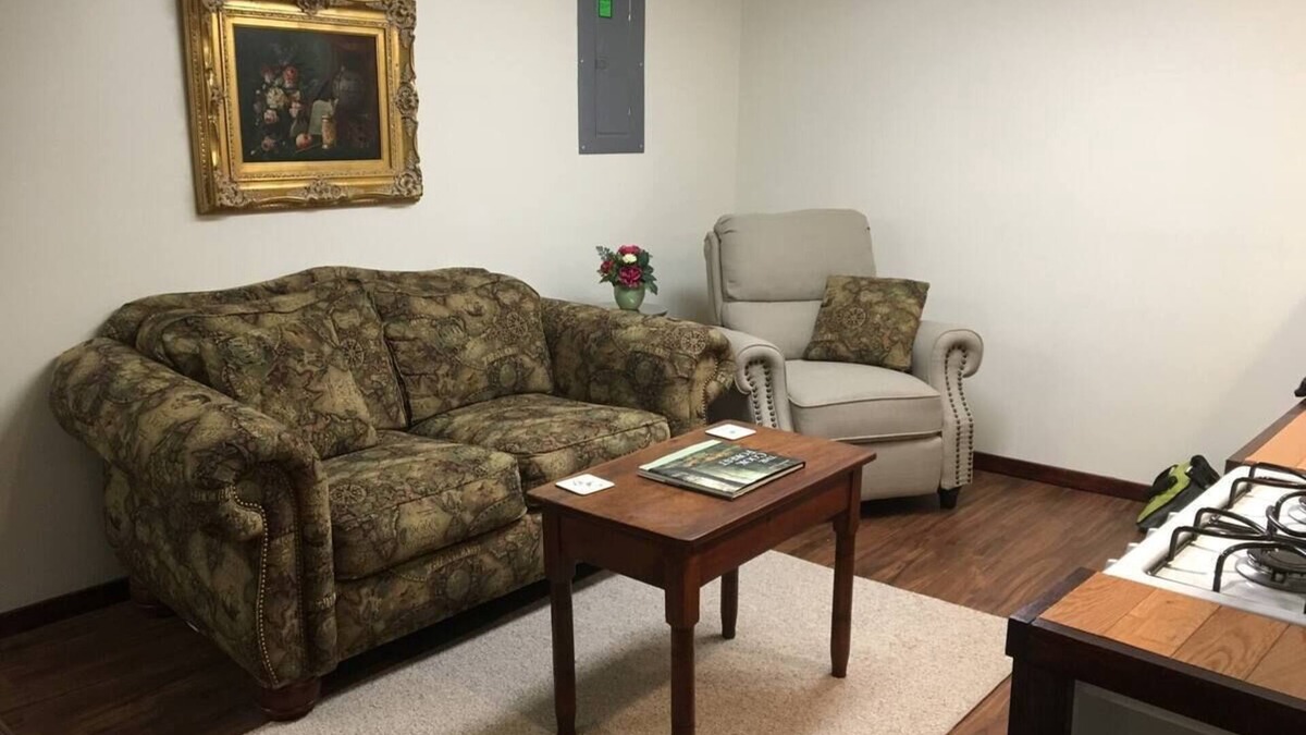 Forest Hills Apartment | Traditional decor, Near DT, Oakland, Monroeville, convenient to US OPEN
